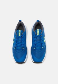 Blaue Sneakers mit einem Mesh-Obermaterial, strukturierten Mustern, gepolstertem Kragen und einer kontrastierenden weißen Sohle. Besitzt Schnürsenkel und Logo-Akzente.