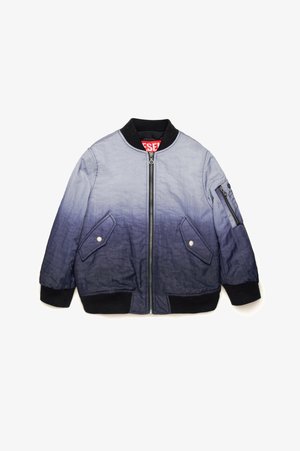 Bomber jakas gradient zilos toņos, izgatavots no strukturēta auduma. Iezīmē ribu aproces, rāvējslēdzēju aizdari un divas priekšējās kabatas ar spiedpogu.