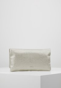 Clutch bag metallico argento con texture liscia e forma rettangolare. Presenta un logo discreto sul davanti.