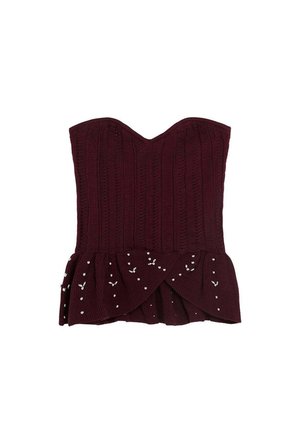 Top de punto sin tirantes en color burdeos con escote corazón y dobladillo acampanado decorado con pequeñas cuentas blancas.