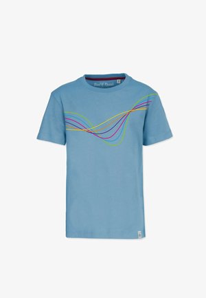 Sininen puuvillapaita, jossa on aaltoilevia viivoja violetilla, keltaisella ja vihreällä rinnan alueella. Lyhyet hihat ja pyöreä kaulus.