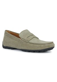 Mocasín gris de ante sin cordones con punta redondeada, costuras decorativas y suela de goma negra para tracción. Sin hardware ni acentos visibles.