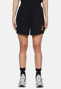 Shorts neri in cotone con vita elastica, dotati di un patch con logo dorato sulla parte anteriore. Tessuto liscio, design lunghezza ginocchio.