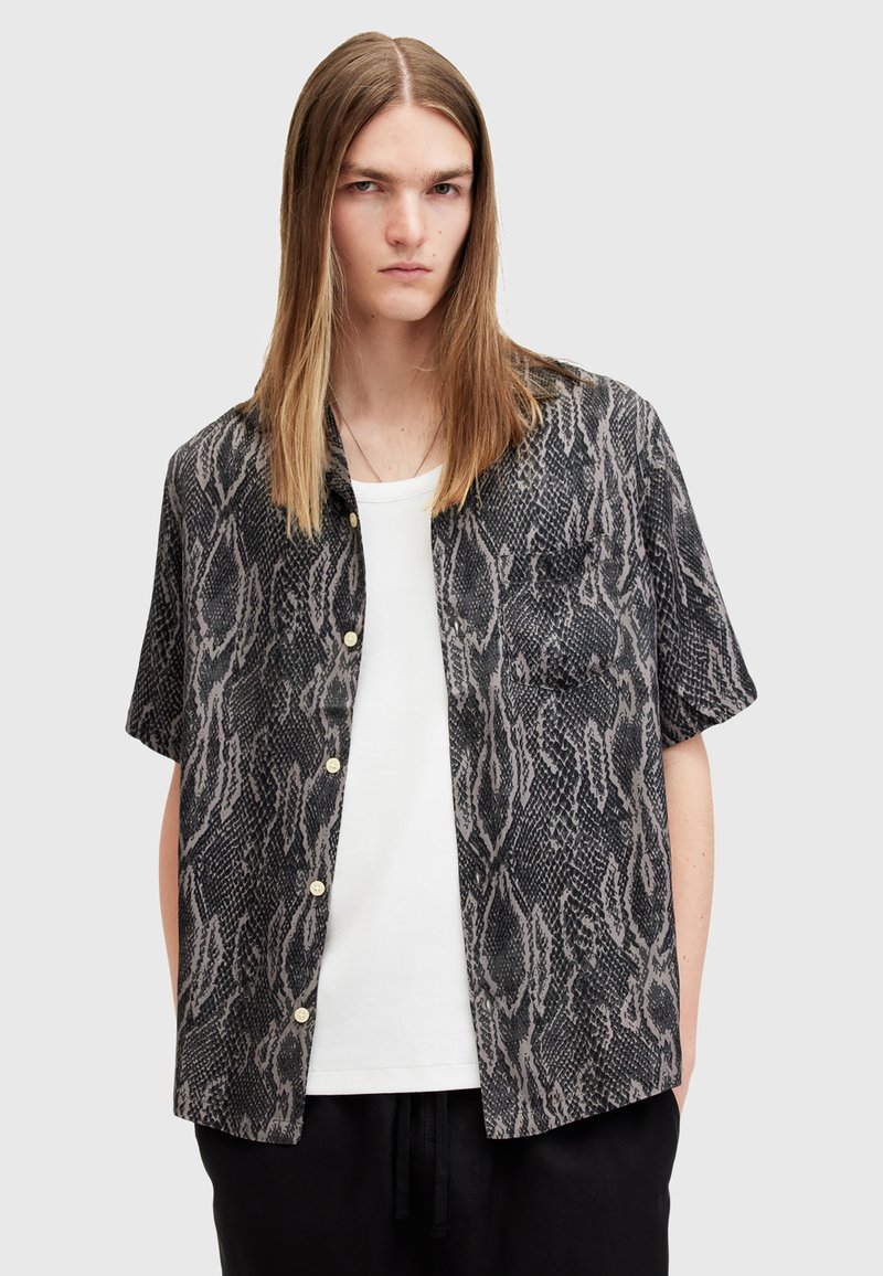 Kortærmet skjorte i sort og grå slangeprint, lavet af letvægtsstof, med knaplukning og en afslappet pasform.