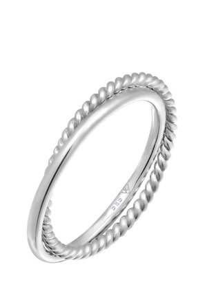 Bague en argent avec un design de corde torsadée et une bande intérieure lisse, marquée 585 indiquant une teneur en or 14 carats.
