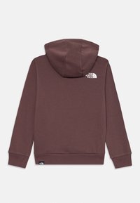 Sweatshirt vinho com um bolso frontal e capuz com cordão. Apresenta um logótipo branco na parte superior das costas e punhos e barra canelados. Textura suave.