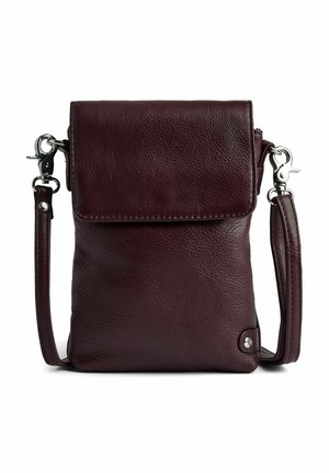 Burgundy läderaxelväska med texturerad yta, klaffstängning och silverdetaljer. Justerbar rem och subtilt varumärkesaccent.
