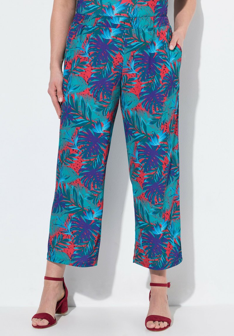 Pantaloni a gamba larga con stampa tropicale in teal, caratterizzati da vivaci motivi di foglie rosse e blu. Realizzati in tessuto leggero, ideali per il clima caldo.