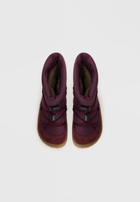 Botas insulated moradas con un acabado texturizado, que cuentan con un forro suave, cordones ajustables y una suela marrón duradera.