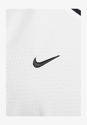 Valge sportlik jersy perforatsiooniga tekstuuriga, millel on rinnaosas suur must Nike'i swooshi logo, mis on ääristatud.