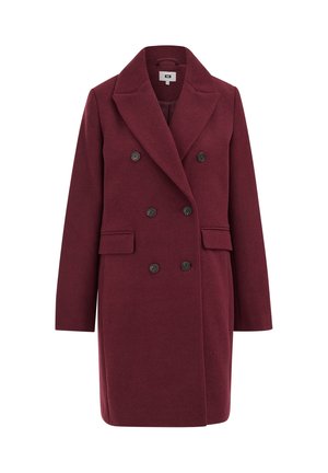 Dames lange bordeauxrode dubbelgeknoopte wollen jas met brede revers en klepzakken op een witte achtergrond.