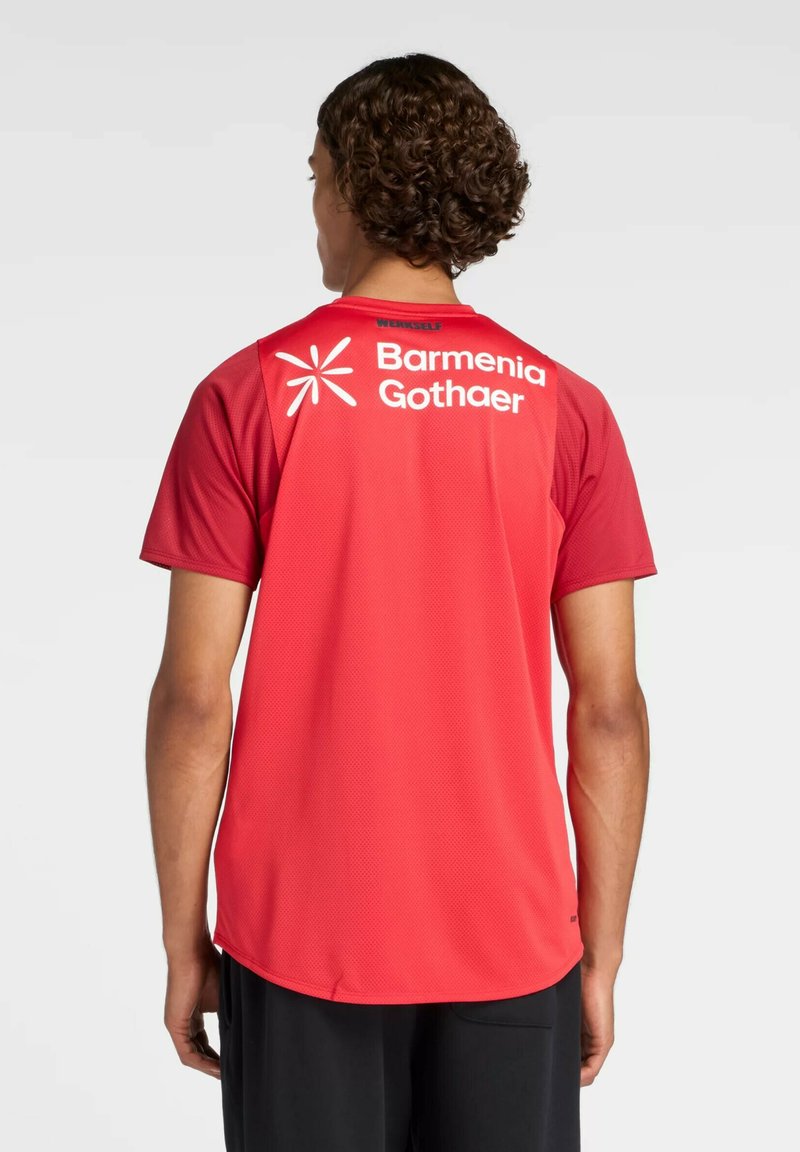 Rotes Sporttrikot mit kurzen Ärmeln, Netzstoff, Rundhalsausschnitt und einem Logo "Barmenia Gothaer" auf der Rückseite.