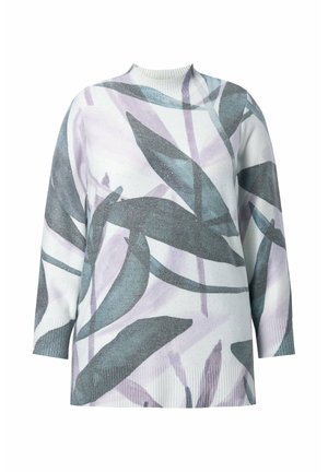 Sweater med rund halsudskæring, trekvartærmer og et bladmønster i nuancer af grøn, grå og lavendel på en hvid baggrund.
