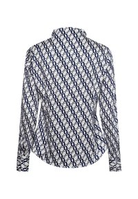 Camicia a maniche lunghe con base bianca e motivo a catena blu navy, dotata di colletto e polsini con bottoni, texture morbida.