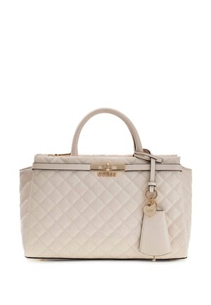 Borsa in crema trapuntata con hardware dorato, manici doppi e un'etichetta decorativa. Presenta una forma strutturata e un fondo piatto per la stabilità.