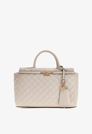 Borsa in crema trapuntata con hardware dorato, manici doppi e un'etichetta decorativa. Presenta una forma strutturata e un fondo piatto per la stabilità.
