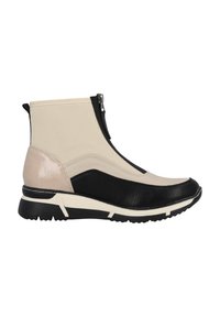 Zapatillas en beige y negro, con un cierre de cremallera elegante, acentos de cuero texturizado y una suela blanca gruesa con huellas negras.