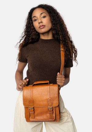 Borsa a spalla in pelle marrone chiaro con un design strutturato, doppi fibbie frontali e un manico superiore. Dotata di una tracolla staccabile e regolabile.