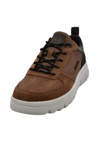 Braune Wildleder- und Mesh-Sneaker mit weißer Gummisohle, schwarzen Schnürsenkeln und gepolstertem Schaft. Mit Logodetail auf der Zunge.