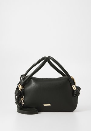 Černá kožená kabelka s dvěma uzlovými držadly, akcenty v zlaté barvě a odnímatelným ramenním popruhem. Hladká textura s minimálním zdobením.