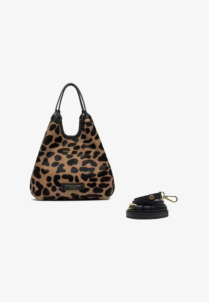 Tasje met luipaardpatroon, gemaakt van gestructureerd materiaal, met zwarte accenten en twee handvatten, vergezeld van een verwijderbare zwarte schouderriem.