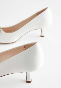 Next FOREVER COMFORT® WEDDING REGULAR FIT - Svadobné topánky - ivory white