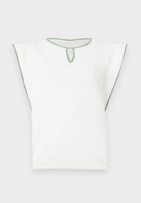 Λευκή μπλούζα με κοντά μανίκια και πράσινη διακόσμηση γύρω από το λαιμό, τις άκρες των μανικιών και μια μικρή οπή-κλειδί κάτω από το γιακά.