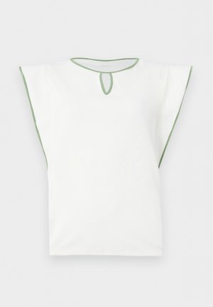 Λευκή μπλούζα με κοντά μανίκια και πράσινη διακόσμηση γύρω από το λαιμό, τις άκρες των μανικιών και μια μικρή οπή-κλειδί κάτω από το γιακά.