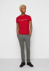 Tommy Hilfiger TOMMY LOGO TEE - T-shirt estampada - red alert