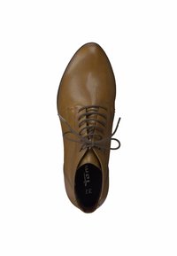 Zapato de cuero marrón con cordones, de diseño elegante, punta redondeada y superficie texturizada. Presenta un clásico cierre con cordones y sutiles detalles de costura.