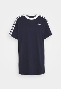Camiseta de manga corta azul marino hecha de algodón, con cuello redondo blanco y tres franjas blancas en cada hombro con un logo.