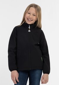 Juodas zip-up džemperis su aukštu apykakle, elastingais rankogaliais ir priekinių kišenių. Yra spalvingas užtrauktuko traukiklis ir mažas logotipas ant krūtinės.