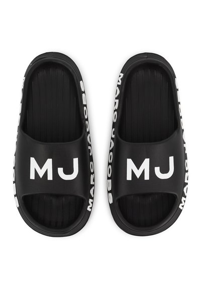 Zwarte slidesandalen van rubber met een gestructureerde zool. Voorzien van witte "MJ" en "MARC JACOBS" branding op de banden.