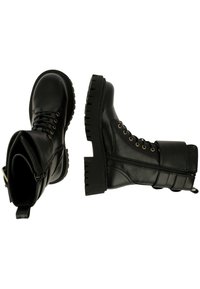 Botas de cuero negro con un diseño resistente. Presentan un cierre de cordones en la parte delantera, cremallera lateral y una suela gruesa y texturizada. Incluyen ojales de metal y detalles de correas.