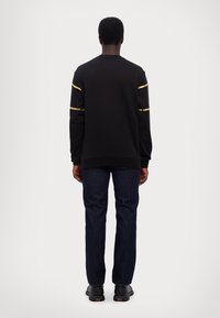 EA7 Emporio Armani TRAIN MONOGRAM - Sportinis megztinis - black/gold