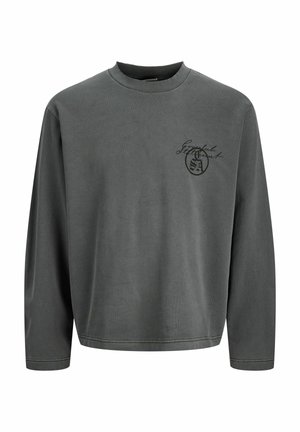 Tumehall pikkade varrukatega särk soonikkoes ümarakaelusega, vasakul rinnal väike must kursive tekst ja ümmargune logo.