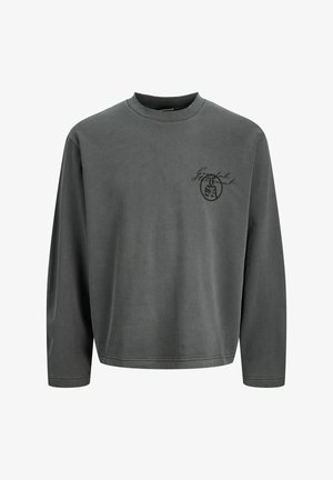 Tumehall pikkade varrukatega särk soonikkoes ümarakaelusega, vasakul rinnal väike must kursive tekst ja ümmargune logo.