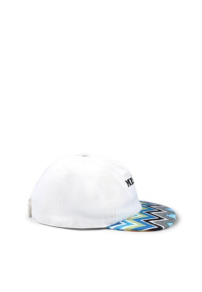 Cappello bianco con un motivo a zigzag multicolore sulla visiera, caratterizzato da un design strutturato, cuciture a vista e testo ricamato sul lato.