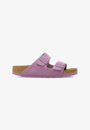 Lavendel suede Birkenstock sandaal met twee verstelbare banden, kurken voetbed en gestructureerde rubberen zool, weergegeven vanuit zijaanzicht.