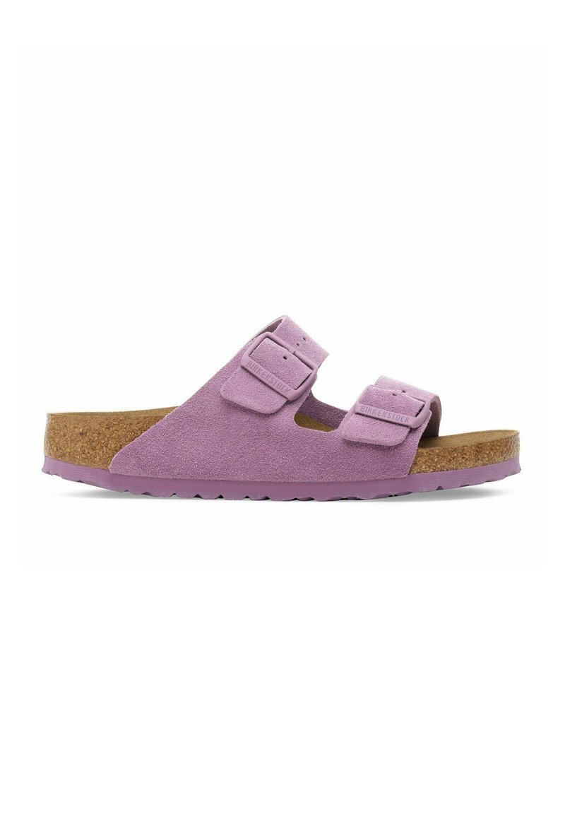 Lavendel suede Birkenstock sandaal met twee verstelbare banden, kurken voetbed en gestructureerde rubberen zool, weergegeven vanuit zijaanzicht.