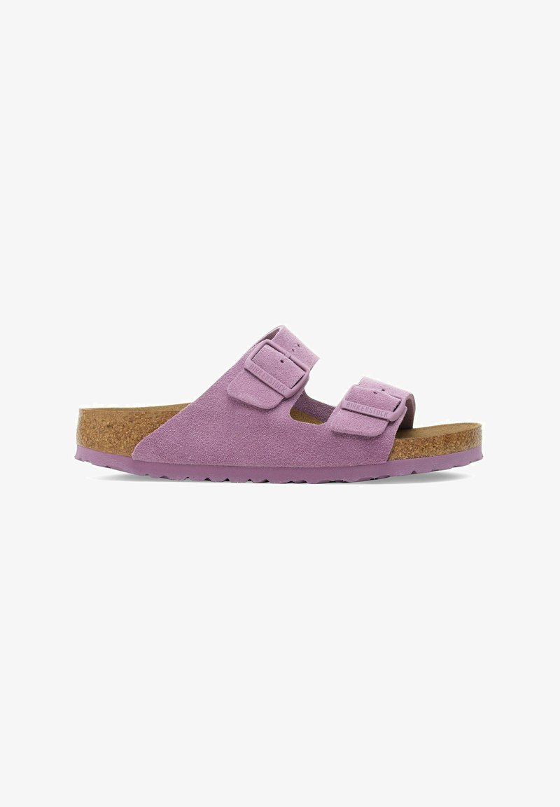 Infradito Birkenstock in suede lavanda con due cinghie regolabili, suola in sughero e suola in gomma testurizzata, mostrati in vista laterale.