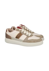 Zapatillas beige y marrón con una textura suave de cuero y gamuza, que cuentan con un acento trenzado y un detalle rojo en el talón.