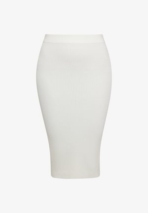 Ribbed valkoinen kynähame, jossa on tiukka malli, joustava vyötärö, polven pituinen leikkaus ja sileä pinta. Ei näkyviä kuvioita tai metalliosia.