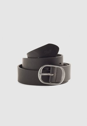 Ceinture en cuir noir Levi’s enroulée avec une boucle en métal argenté en forme d'oval sur fond gris clair.