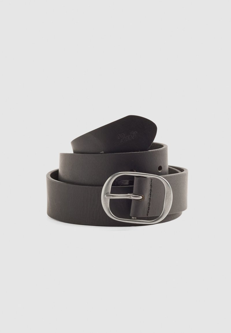 Ceinture en cuir noir Levi’s enroulée avec une boucle en métal argenté en forme d'oval sur fond gris clair.