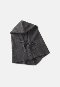 Poncho de punto gris con capucha y textura acanalada, que presenta un cierre de lazo en el cuello y una forma general drapeada.