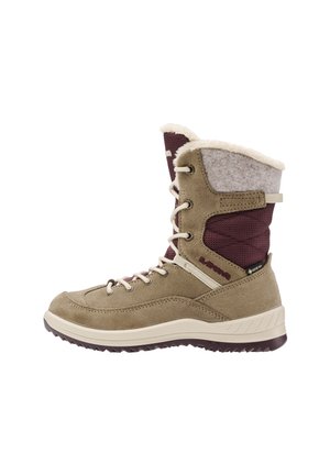 Stivale invernale marrone e bordeaux con fodera in pelliccia beige, lacci frontali, etichetta Gore-Tex e suola strutturata per uso all'aperto.