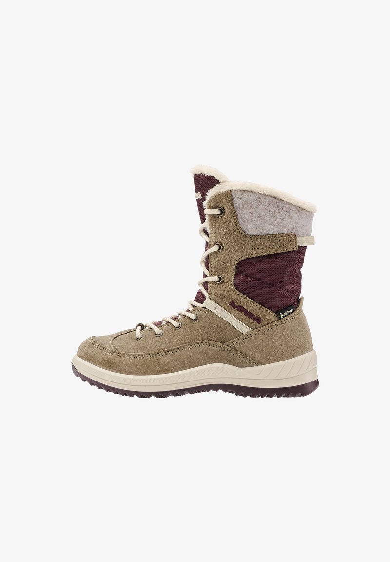 Prune ja maroon talvesaapad, millel on beež fliisvooder, nöörimisega esiosa, Gore-Tex silt ja tekstuuriga tallad välistingimustes kasutamiseks.