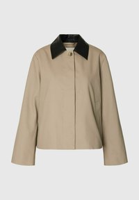 Veste beige à manches longues avec une fermeture à un seul bouton, dotée d'un col pointu en cuir noir contrastant.