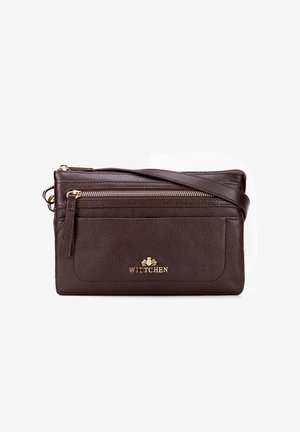 Sac à main en cuir marron avec une finition texturée, présentant un compartiment zippé et un logo doré sur le devant. Bandoulière réglable incluse.